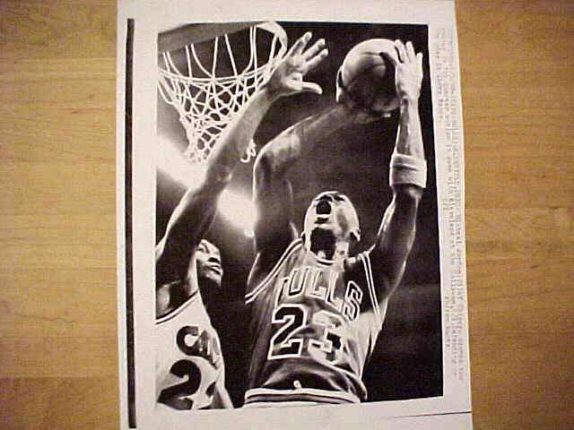 WIREPHOTO: Michael Jordan - [01/03/90] 'Come Get It' (Bulls) Baseball cards value