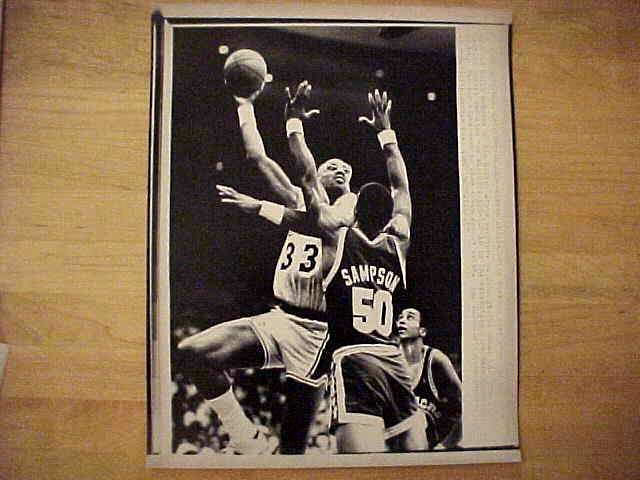 WIREPHOTO: Kareem Abdul-Jabbar - [02/24/87] 'Going For The Slam' (Lakers) Basketball cards value