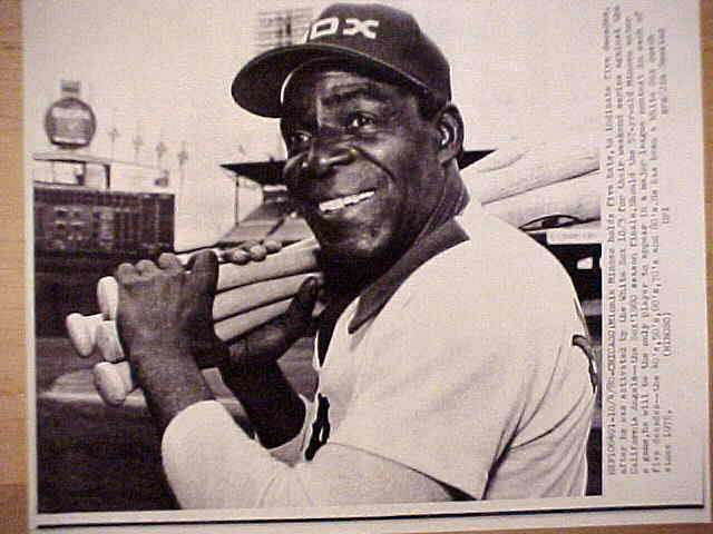 WIREPHOTO: Minnie Minoso - {10/04/80} 'Five Decades' (White Sox) Baseball cards value
