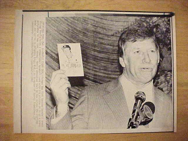 WIREPHOTO: Mickey Mantle - [1983-02/08] 'Mantle Signs Deal' (Yankees) Baseball cards value