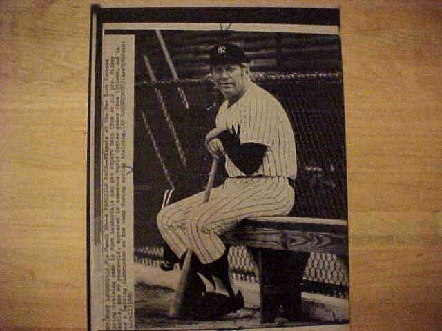 WIREPHOTO: Mickey Mantle - [1980-03/20] 'A Familiar Face' (Yankees) Baseball cards value