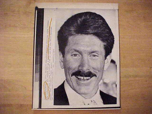 WIREPHOTO: Mike Schmidt - [11/20/86] 'Happy MVP' (Phillies) Baseball cards value