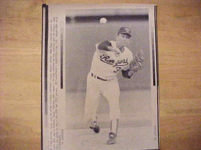 WIREPHOTO: Nolan Ryan - [07/18/91] 'Ryan Extends Contract' (Rangers) Baseball cards value