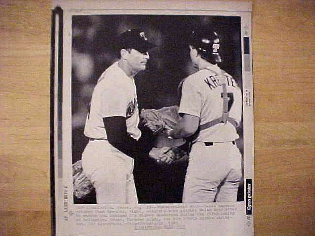 WIREPHOTO: Nolan Ryan - [08/23/89] 'Congratulates Ryan' (Rangers) Baseball cards value