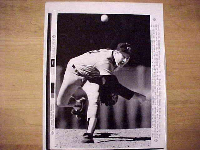 WIREPHOTO: Nolan Ryan - [04/23/89] 'One Gets Away' (Rangers) Baseball cards value