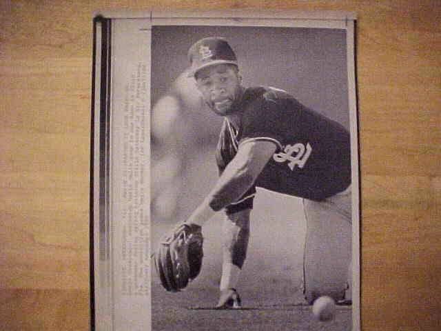 WIREPHOTO: Ozzie Smith - [03/24/90] 'Making It Look Easy' (Cardinals) Baseball cards value