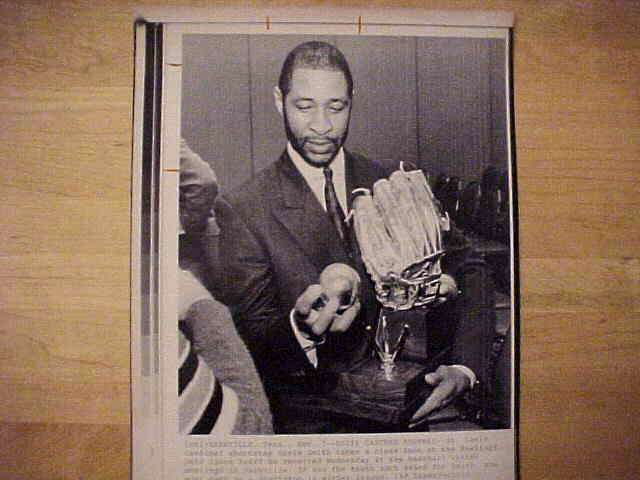 WIREPHOTO: Ozzie Smith - [11/07/89] 'Ozzie Catches Another' (Cardinals) Baseball cards value