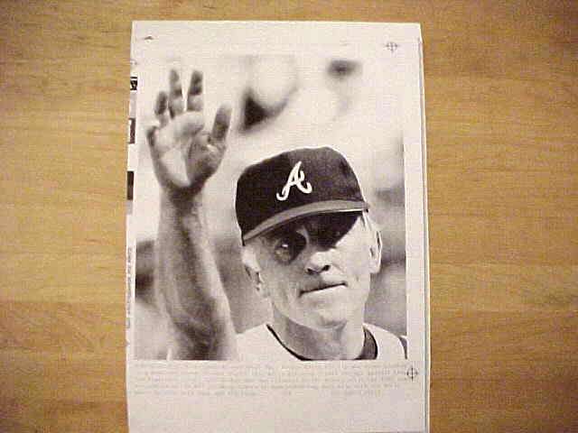 WIREPHOTO: Phil Niekro - [09/27/87] 'End Of The Line' (Braves) Baseball cards value