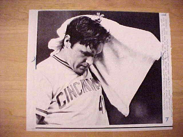 WIREPHOTO: Tom Seaver - {07/20/77} 'Too Hot' (Reds) Baseball cards value