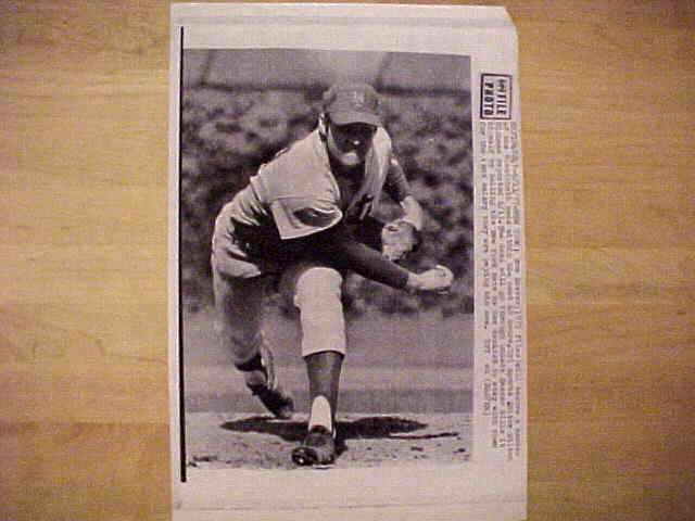 WIREPHOTO: Tom Seaver - {06/13/77} 'From Orange To Red' (Mets) Baseball cards value