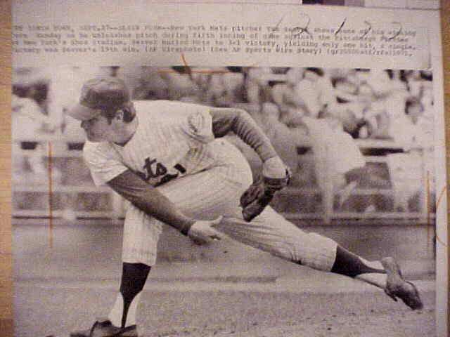 WIREPHOTO: Tom Seaver - {09/27/71} 'Sleek Form' (Mets) Baseball cards value