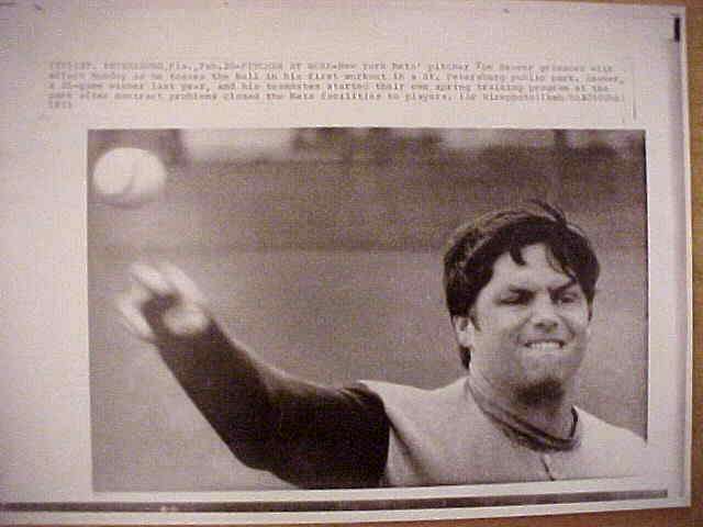 WIREPHOTO: Tom Seaver - {02/20/73} 'Oil Those Joints' (Mets) Baseball cards value