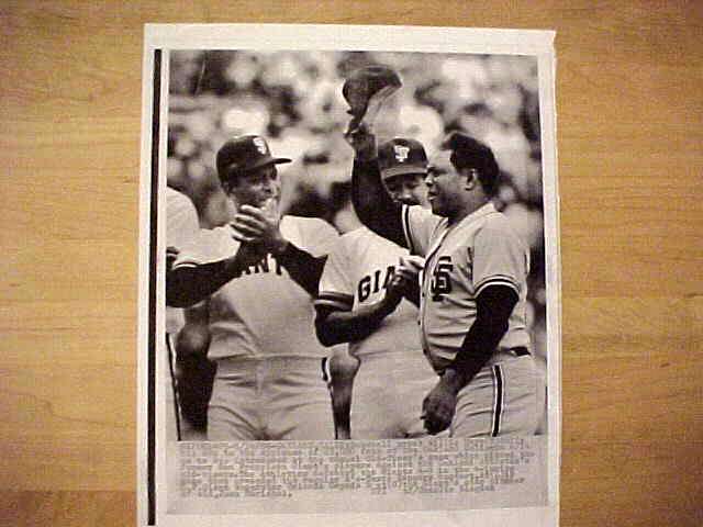 WIREPHOTO: Willie Mays - [06/14/86] 'Hat's Off' (Giants) Baseball cards value