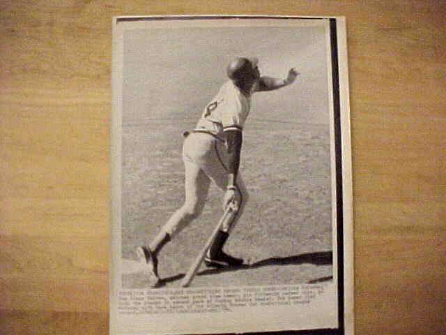 WIREPHOTO: Willie McCovey - [05/20/74] 'Watching Record Tying Homer' (Giant Baseball cards value