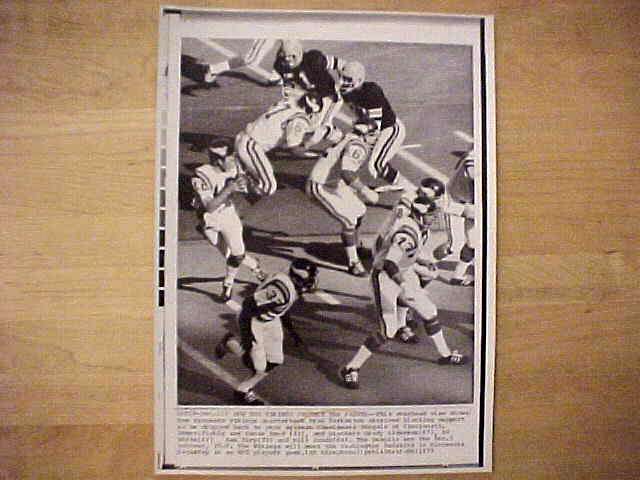 WIREPHOTO: Fran Tarkenton - {12/22/73} 'How The Vikings Protect The Passer' Baseball cards