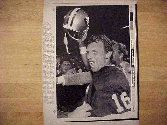 WIREPHOTO: Joe Montana - [01/23/89] 'Celebrates Third Super Bowl Victory' ( Football cards value