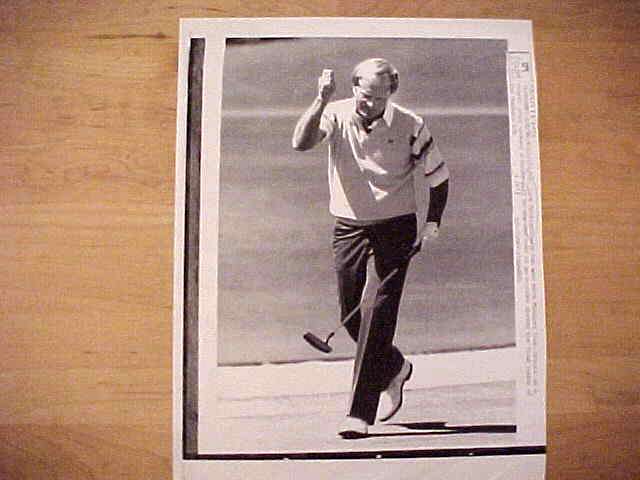 WIREPHOTO [GOLF]: Jack Nicklaus - [04/08/90] 'It's In' Baseball cards value