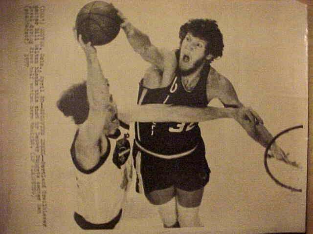 WIREPHOTO: Bill Walton - {04/20/77} 'Stopping Issel' (Trail Blazers) Baseball cards
