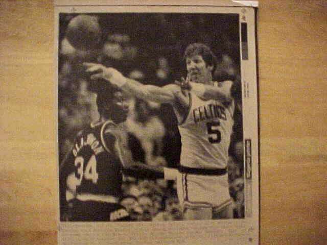 WIREPHOTO: Bill Walton - {05/26/86} 'Passes Off' (Celtics Basketball cards value