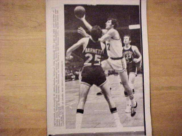 WIREPHOTO: John Havlicek - [01/21/74] 'Lays Up Shot' (Celtics) Basketball cards value