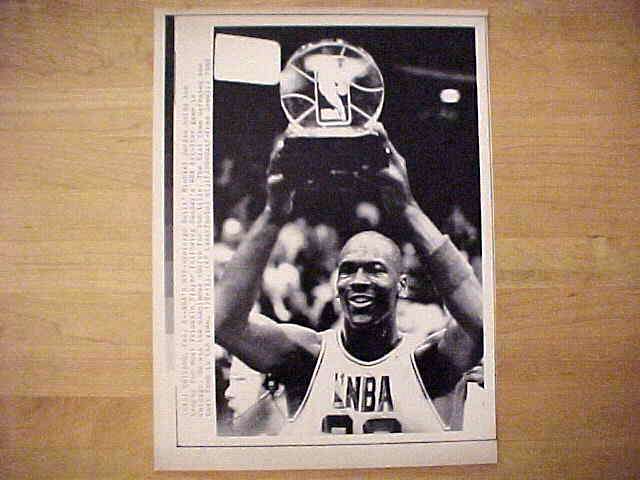 WIREPHOTO: Michael Jordan - [02/08/88] 'NBA's MVP' (Bulls) Baseball cards value