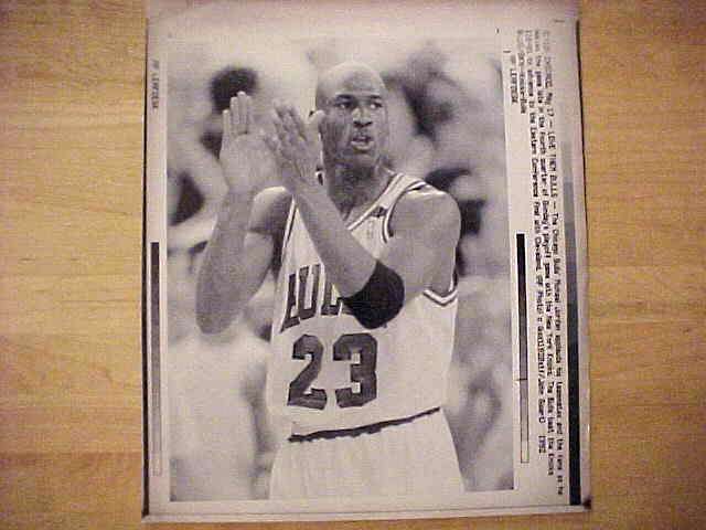 WIREPHOTO: Michael Jordan - [05/17/92] 'Love Them Bulls' (Bulls) Baseball cards value