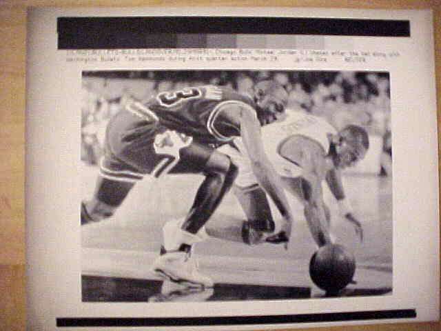 WIREPHOTO: Michael Jordan - [03/29/91] 'Chase' (Bulls) Baseball cards value