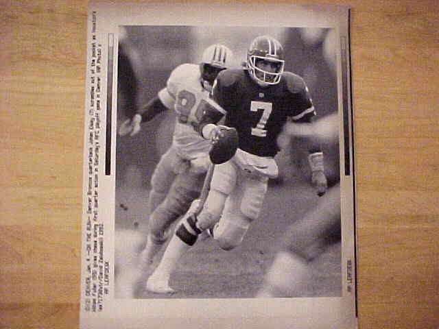 WIREPHOTO: John Elway - [01/04/92] 'On The Run' (Broncos) Football cards value