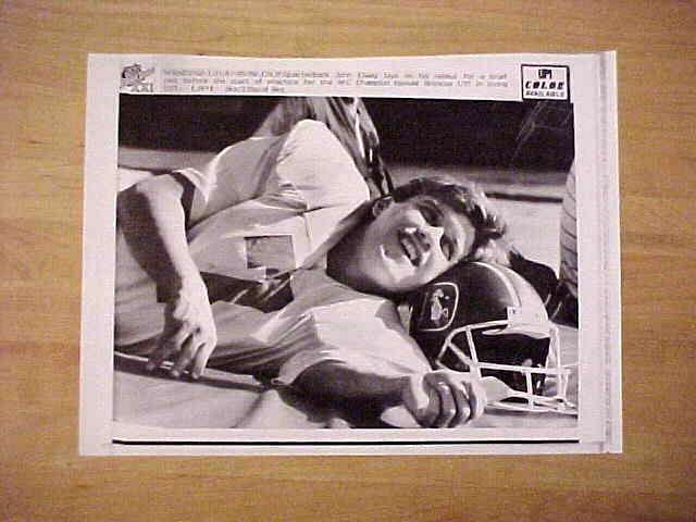 WIREPHOTO: John Elway - [01/21/87] 'Loosening Up' (Broncos) Football cards value