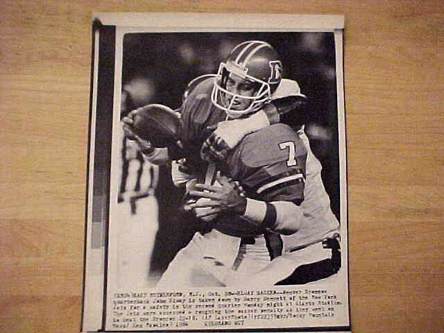 WIREPHOTO: John Elway - {10/20/86} 'Sacked' (Broncos) Football cards value
