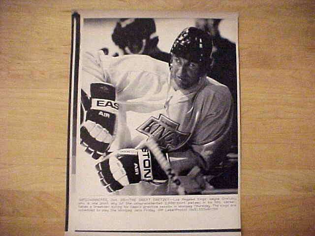 WIREPHOTO [HOCKEY]: Wayne Gretzky - [10/25/90] 'Relaxin'' (Kings) Baseball cards value