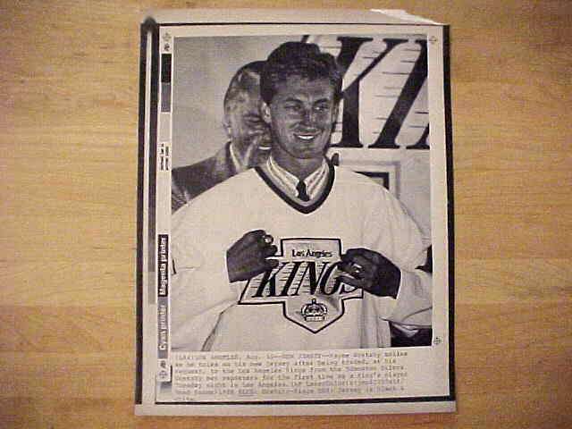 WIREPHOTO [HOCKEY]: Wayne Gretzky - [08/10/88] 'New Jersey' (Kings) Baseball cards value