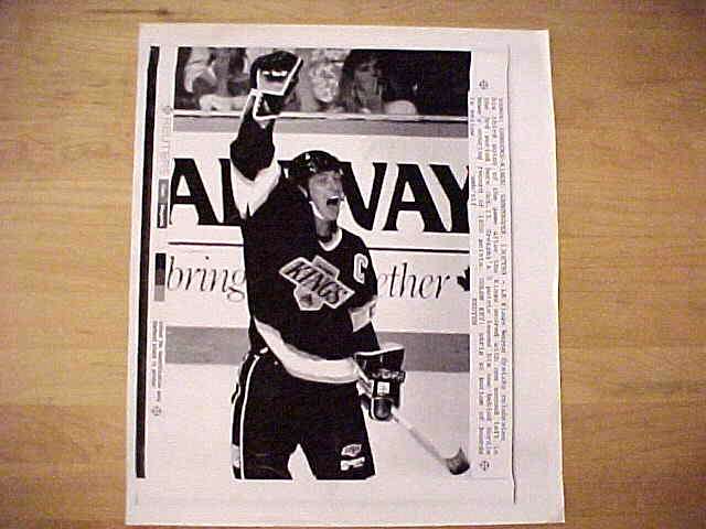 WIREPHOTO [HOCKEY]: Wayne Gretzky - [10/13/89] 'Three To Go' (Kings) Baseball cards value