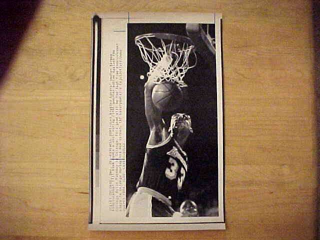 WIREPHOTO: Kareem Abdul-Jabbar - [12/20/88] 'Farewell Dunk' (Lakers) Basketball cards value