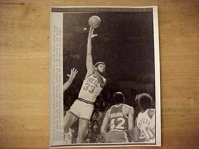 WIREPHOTO: Kareem Abdul-Jabbar - [04/21/77] 'Ready To Pounce' (Lakers) Basketball cards value