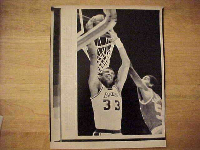 WIREPHOTO: Kareem Abdul-Jabbar - [03/08/88] 'Bomb Over Barkley' (Lakers) Basketball cards value