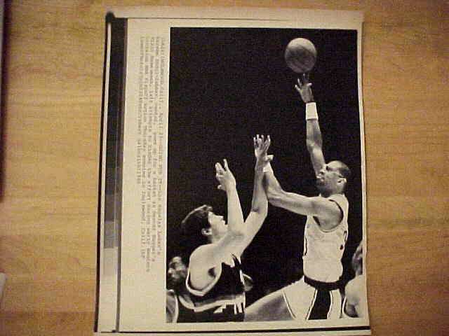 WIREPHOTO: Kareem Abdul-Jabbar - [06/12/88] 'Celebration Time' (Lakers) Basketball cards value
