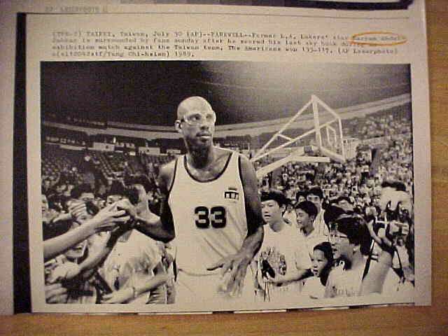 WIREPHOTO: Kareem Abdul-Jabbar - [12/17/88] 'Good-Bye To The Garden' (Laker Basketball cards value