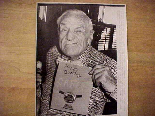 WIREPHOTO: Casey Stengel - [07/30/74] 'Gotta Catch A Plane' (Yankees/Mets) Baseball cards value