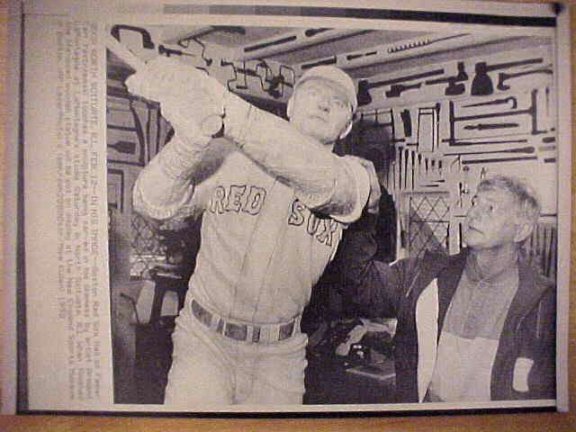 WIREPHOTO: Carl Yastrzemski - [1990-02/12] 'In His Image' (Red Sox) Baseball cards value