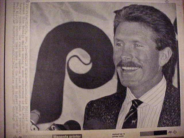 WIREPHOTO: Mike Schmidt - [11/10/87] 'Schmidt Signs' (Phillies) Baseball cards value