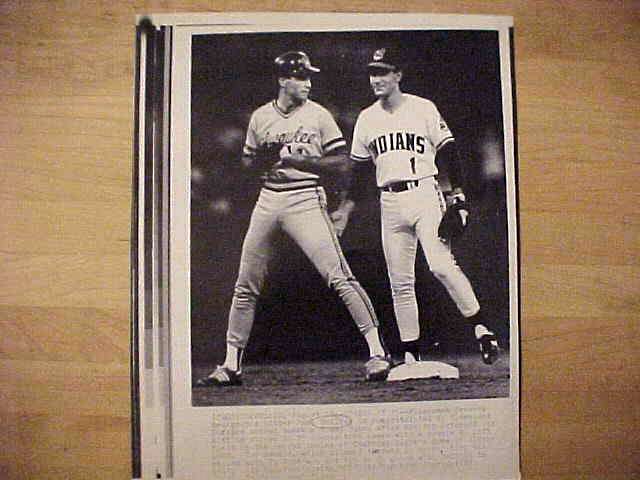 WIREPHOTO: Paul Molitor - [08/23/87] 'Getting An Ovation I' (Brewers) Baseball cards value