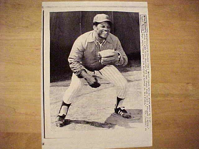 WIREPHOTO: Willie Mays - [09/20/76] 'Fun Again' (Mets) Baseball cards value
