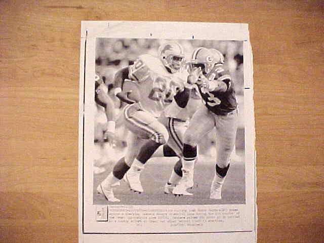 WIREPHOTO: Barry Sanders - [10/29/89] 'Picking Up Yards' (Lions) Baseball cards value