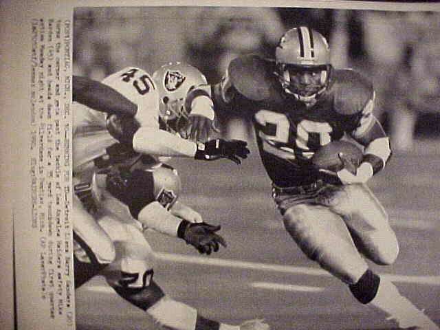 WIREPHOTO: Barry Sanders - [12/10/90] 'Running For TD' (Lions) Baseball cards value