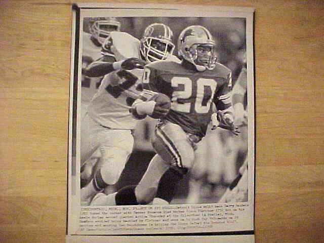 WIREPHOTO: Barry Sanders - [11/23/90] 'Hot On His Heels' (Lions) Baseball cards value