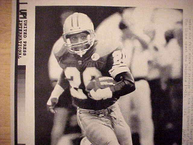 WIREPHOTO: Barry Sanders - [09/15/91] 'Flying High' (Lions) Baseball cards value