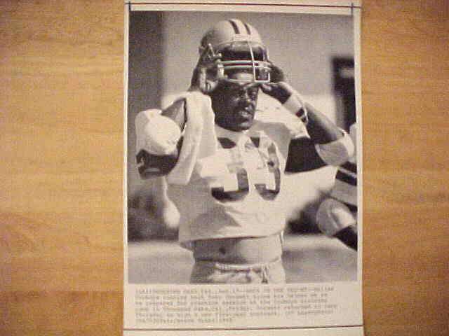 WIREPHOTO: Tony Dorsett - [08/17/85] 'Back In The Helmet' (Cowboys) Football cards value