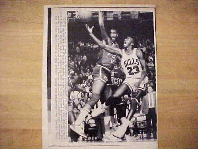WIREPHOTO: Michael Jordan - [11/22/88] 'Jordan Sets Record' (Bulls) Baseball cards value