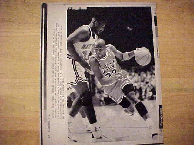 WIREPHOTO: Michael Jordan - [03/13/90] 'Drive Past' (Bulls) Baseball cards value
